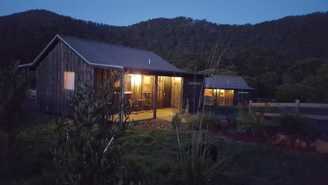 Rustic Hut Bush Retreat - Accommodation Newcastle 1