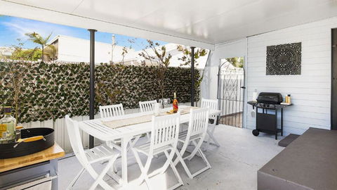 Salamander Sweet Foreshore Drive - Accommodation Newcastle 0