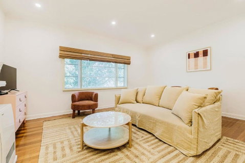 Salmon Calm - Trendy Velvet Allure By Albert Park - Accommodation Newcastle 2