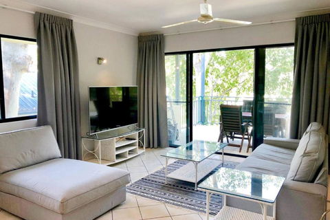 Salt & Sand - Tropical Oasis Footsteps To Beach - Accommodation Newcastle 1