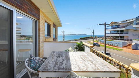 Salt Life Short Walk To Beach, Shops Cafes Accom Holidays - Accommodation Newcastle 0