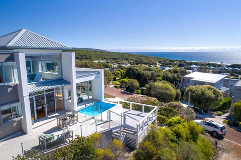 Salty Kiss I Private Properties - Accommodation Newcastle 0
