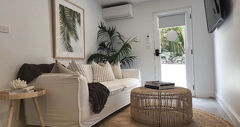SALTY PALMS -Seaside Studio Apartment - Accommodation Newcastle 3