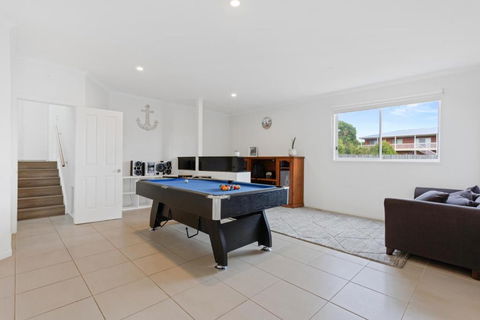 Sanctuary Lodge By Ready Set Stay - BYO LINEN & TOWELS - Accommodation Newcastle 1