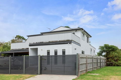 Sanctuary Lodge By Ready Set Stay - BYO LINEN & TOWELS - Accommodation Newcastle 2
