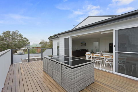 Sanctuary Lodge By Ready Set Stay - BYO LINEN & TOWELS - Accommodation Newcastle 0