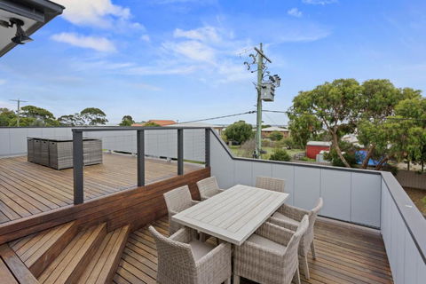 Sanctuary Lodge By Ready Set Stay - BYO LINEN & TOWELS - Accommodation Newcastle 3