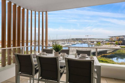 Sailview Escape - A Tranquil Marina Hideaway - Accommodation Newcastle 3