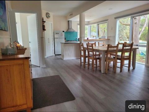 Sanders Beach House - Accommodation Newcastle 3