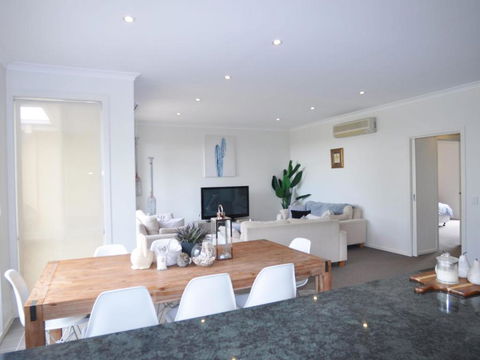 Sandpiper 3 - Close To Town And Beach - Accommodation Newcastle 0