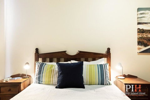 Sandy Bay Getaway W Spa 4 Bdr - Accommodation Newcastle 2