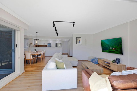 Sandy Cove Apartment The Entrance 8 - Accommodation Newcastle 2