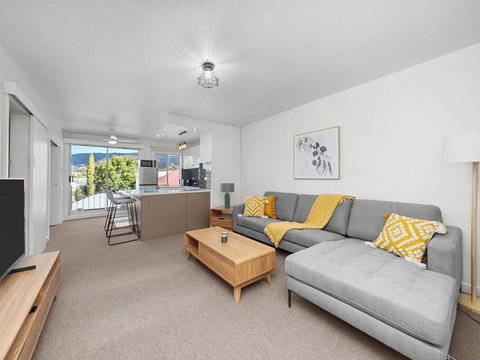 Sandy Bay Apartment With Hobart River View, Near UTAS - Stroll To Cafes And Shops - Accommodation Newcastle 0