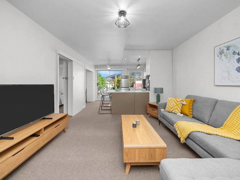 Sandy Bay Apartment With Hobart River View, Near UTAS - Stroll To Cafes And Shops - Accommodation Newcastle 2