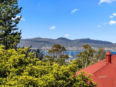Sandy Bay Apartment With Hobart River View, Near UTAS - Stroll To Cafes And Shops - Accommodation Newcastle 1