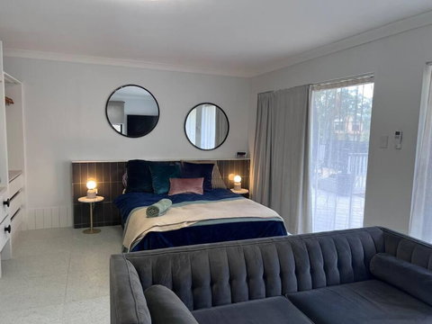 Sophisticated Spacious Self Contained Studio - Accommodation Newcastle 2