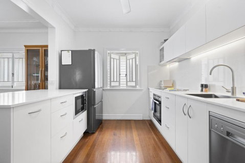 Spacious Family Home With Garden In Quiet Suburb - Accommodation Newcastle 2