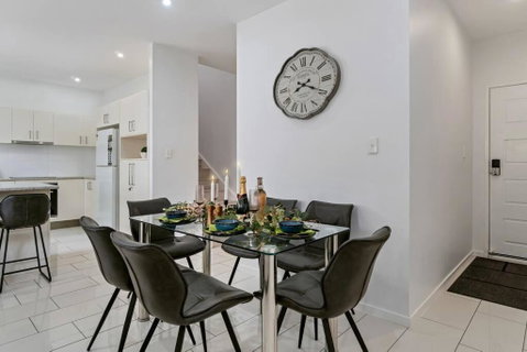 Stunning 3-bedroom Townhouse - Accommodation Newcastle 2