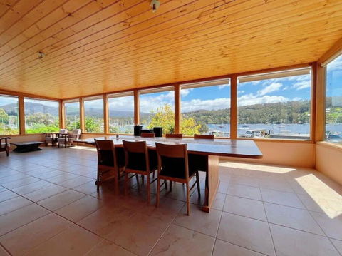 Stunning Water Front View House At Kettering - Accommodation Newcastle 0