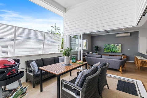 Stylish 3BD Townhouse Camp Hill, Sleeps 8, Wifi, Parking - Accommodation Newcastle 3