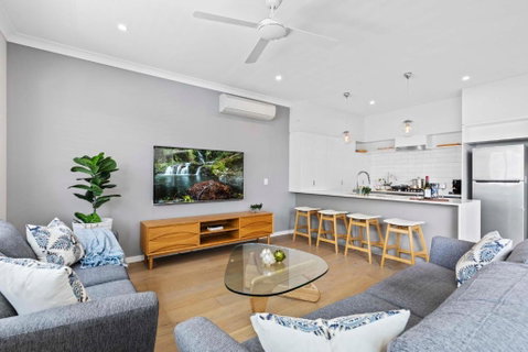 Stylish 3BD Townhouse Camp Hill, Sleeps 8, Wifi, Parking - Accommodation Newcastle 1
