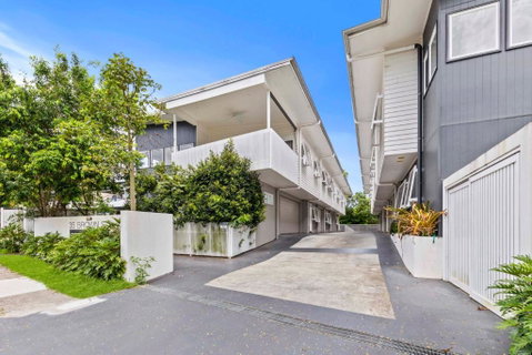 Stylish 3BD Townhouse Camp Hill, Sleeps 8, Wifi, Parking - Accommodation Newcastle 0