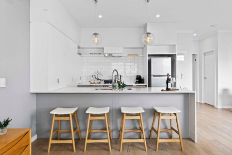 Stylish 3BD Townhouse Camp Hill, Sleeps 8, Wifi, Parking - Accommodation Newcastle 2