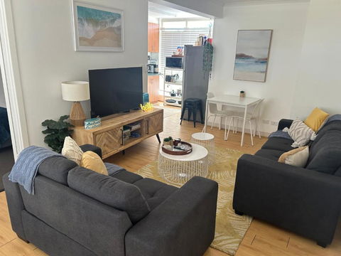 Sunshine Five - Accommodation Newcastle 0