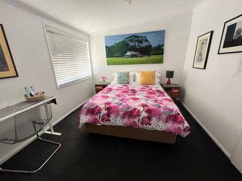 Swan Guest House - Room With Own Private Bathroom - Accommodation Newcastle 0