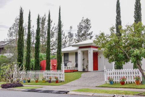 The Arcadia - Entire Luxurious English Cottage With Huge Privacy Near CBD - Accommodation Newcastle 2