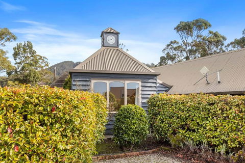 The Clocktower - Serene Stay At Herons Rise Vineyard - Accommodation Newcastle 0