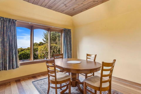 The Clocktower - Serene Stay At Herons Rise Vineyard - Accommodation Newcastle 3