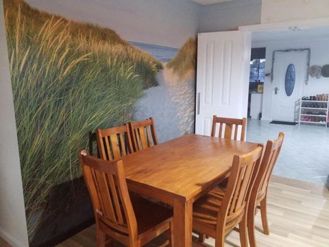 The DOLPHIN PLACE - Accommodation Newcastle 3