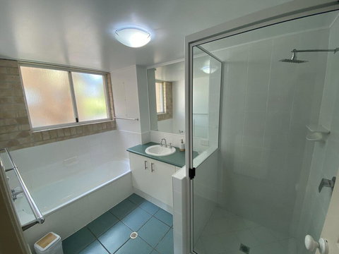 Beachside 2 - 3 BDRM Budget Apt Close To Beach - Accommodation Newcastle 2