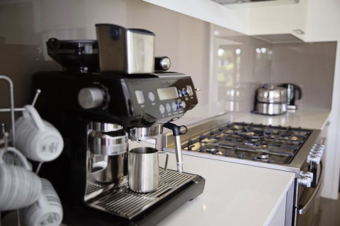 Beachside Family Entertainer - Free WIFI - Linen Included - Accommodation Newcastle 3