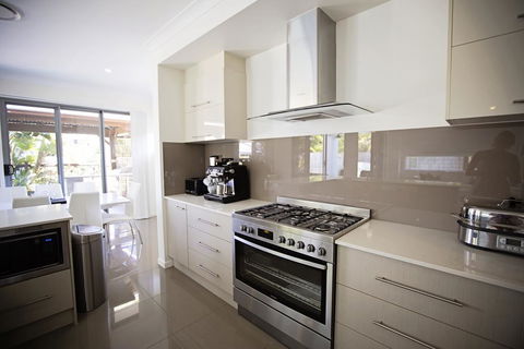 Beachside Family Entertainer - Free WIFI - Linen Included - Accommodation Newcastle 2