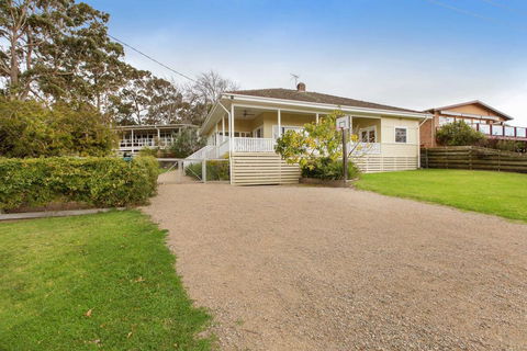 BEACHSIDE GETAWAY - DROMANA - Accommodation Newcastle 0