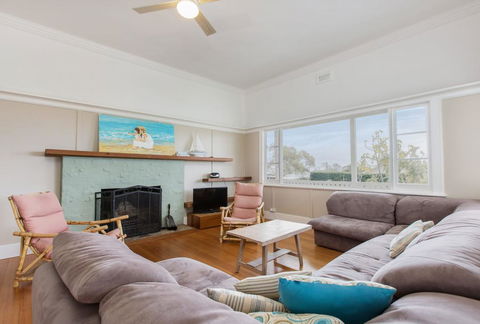 BEACHSIDE GETAWAY - DROMANA - Accommodation Newcastle 1