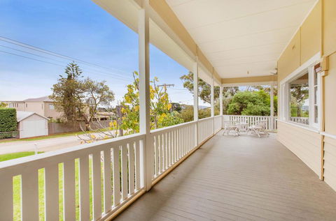 BEACHSIDE GETAWAY - DROMANA - Accommodation Newcastle 3