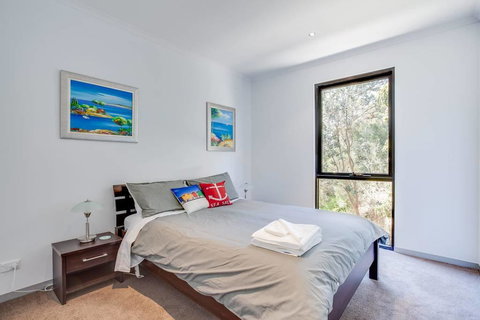 Beautiful Beachfront Apartment At Capel Sound - Accommodation Newcastle 3