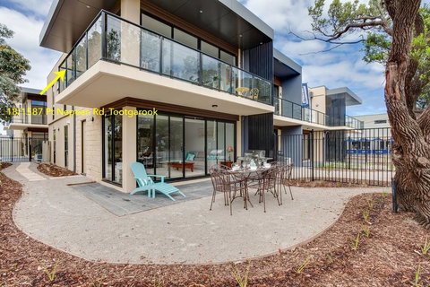 Beautiful Beachfront Apartment At Capel Sound - Accommodation Newcastle 2