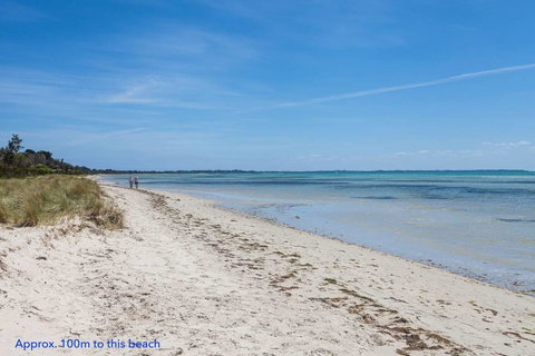 Beautiful Beachfront Apartment At Capel Sound - Accommodation Newcastle 0