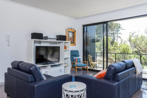 Beautiful Beachfront Apartment At Capel Sound - Accommodation Newcastle 1