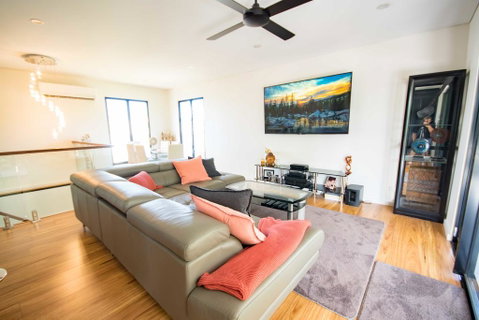 Beautiful Modern Luxury - Accommodation Newcastle 0