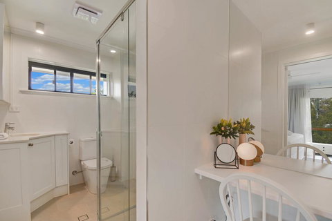 BEAUTIFULLY RENOVATED OCEANSIDE APARTMENT - Accommodation Newcastle 3