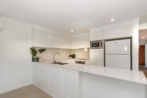 BEAUTIFULLY RENOVATED OCEANSIDE APARTMENT - Accommodation Newcastle 2