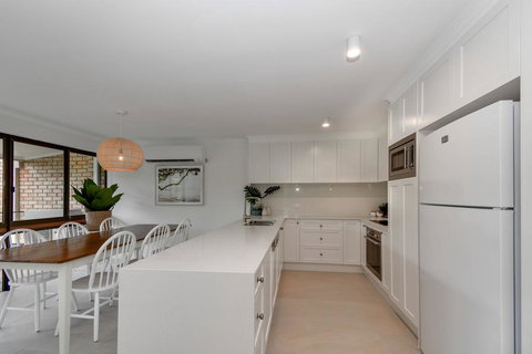 BEAUTIFULLY RENOVATED OCEANSIDE APARTMENT - Accommodation Newcastle 0
