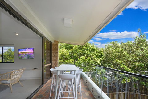 BEAUTIFULLY RENOVATED OCEANSIDE APARTMENT - Accommodation Newcastle 1