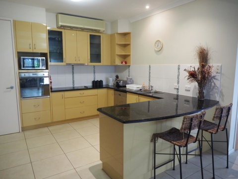 Bed And Breakfast With Airport Transfers And Rental Car - Accommodation Newcastle 1