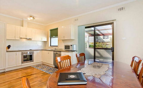 Bella Vista - Accommodation Newcastle 3